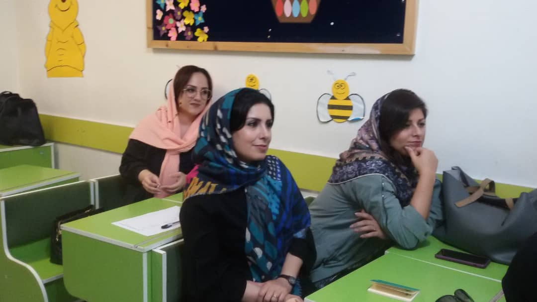 برگزاری جلسه دیدار اولیا با آموزگاران